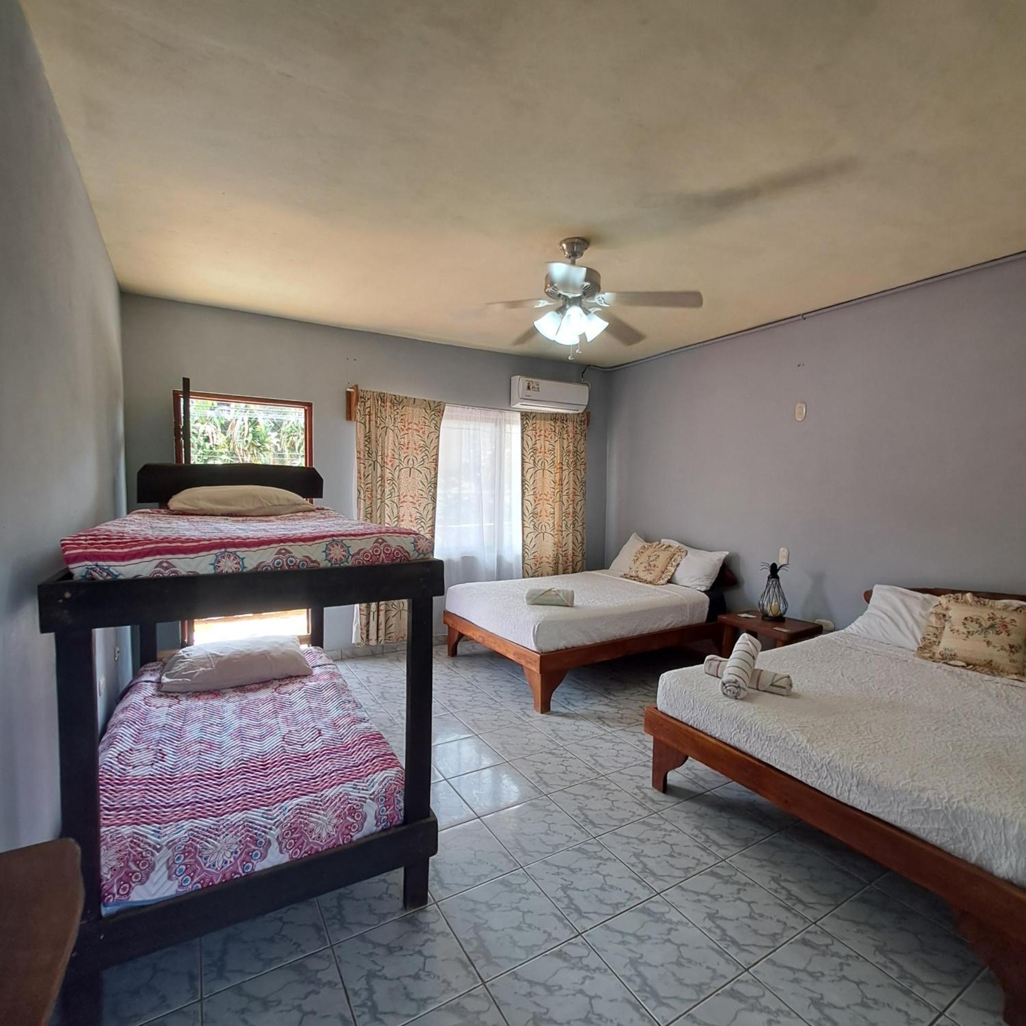 Hotel Georgi Cr Veintisiete de Abril Kültér fotó